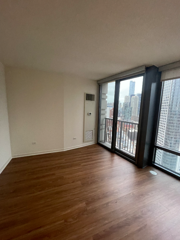 503 N Kingsbury St - Photo 3 of 11