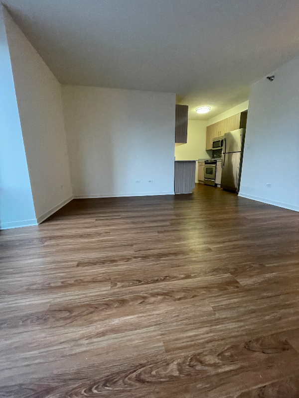 503 N Kingsbury St - Photo 4 of 11