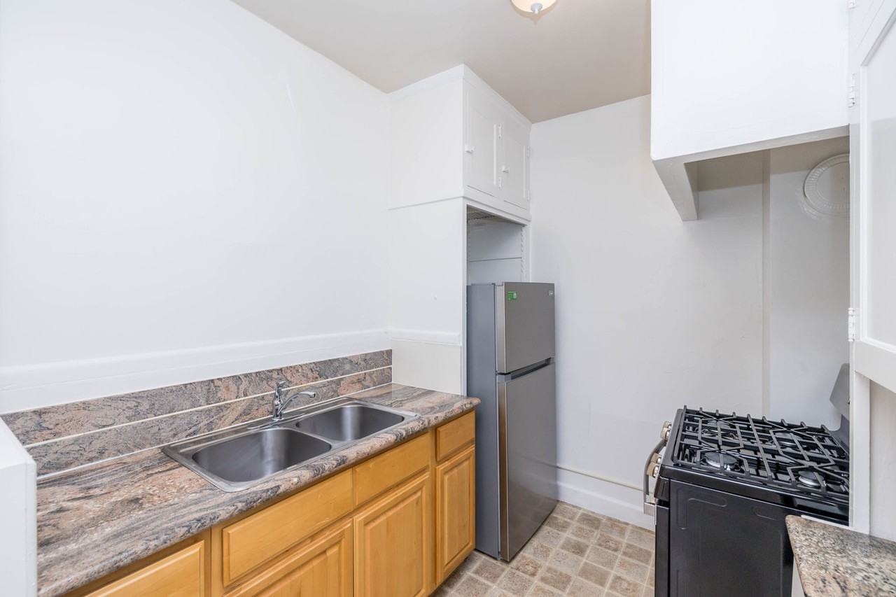 226 Athol - Photo 7 of 31