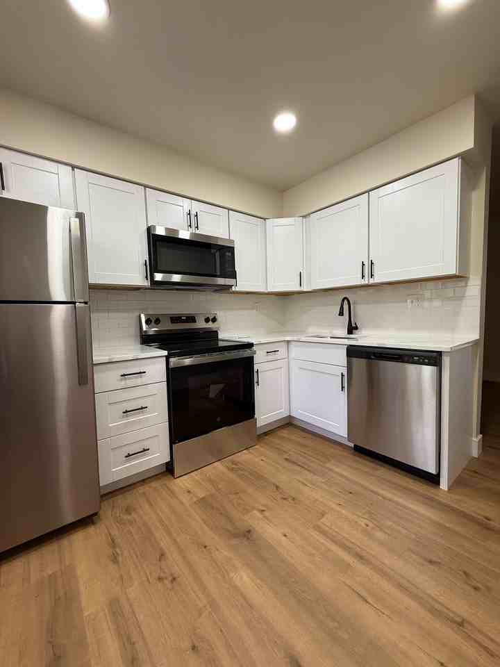 200 E Maple Avenue - Photo 5 of 13