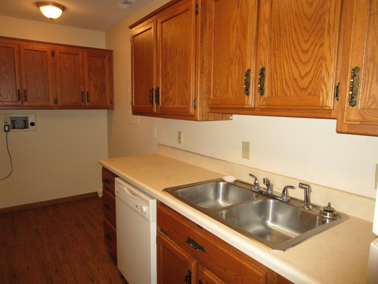 705 W Main St - Photo 6 of 12