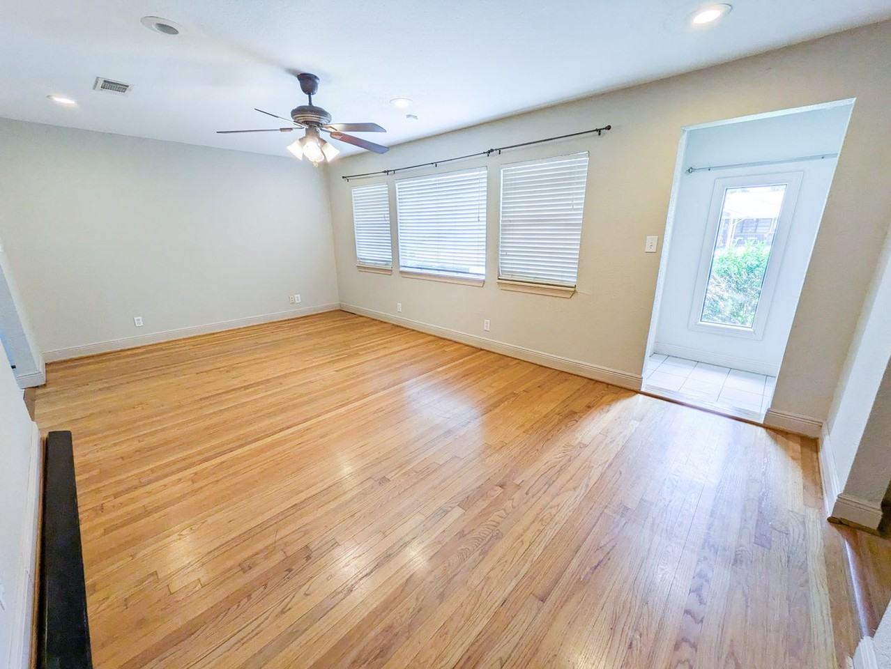 5031 Simpson Ave - Photo 3 of 20