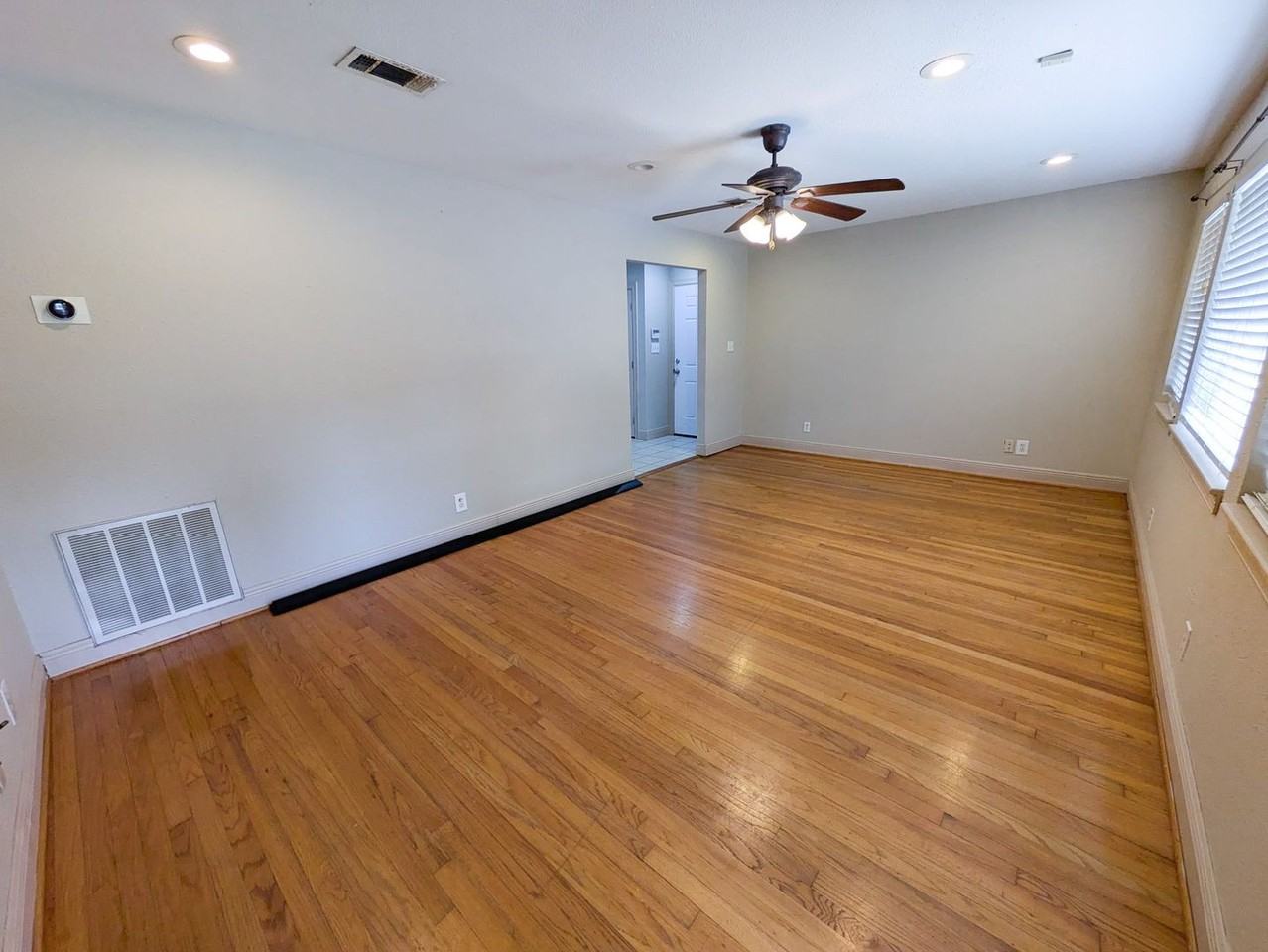5031 Simpson Ave - Photo 4 of 20