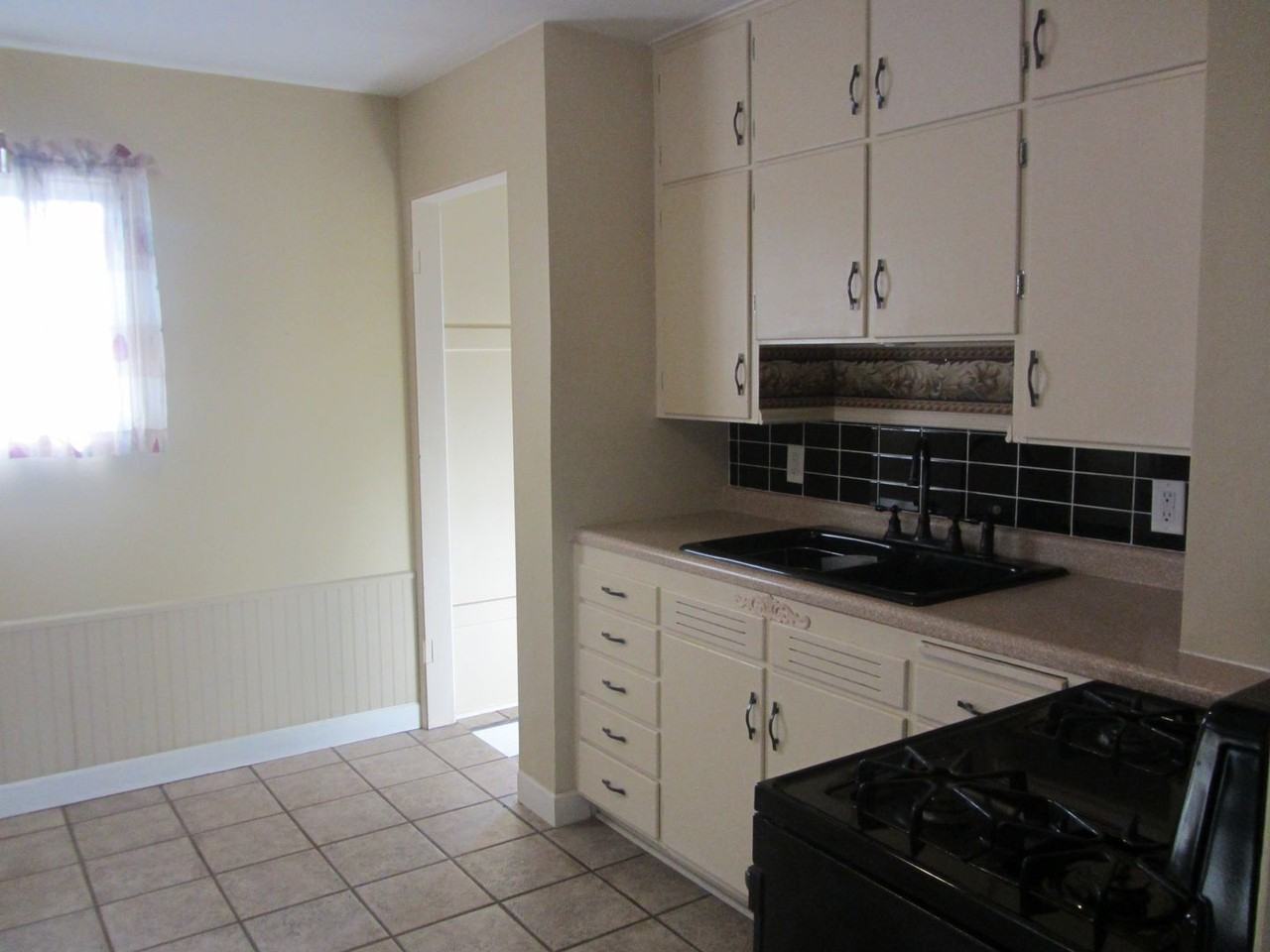 729 Dale St - Photo 4 of 13