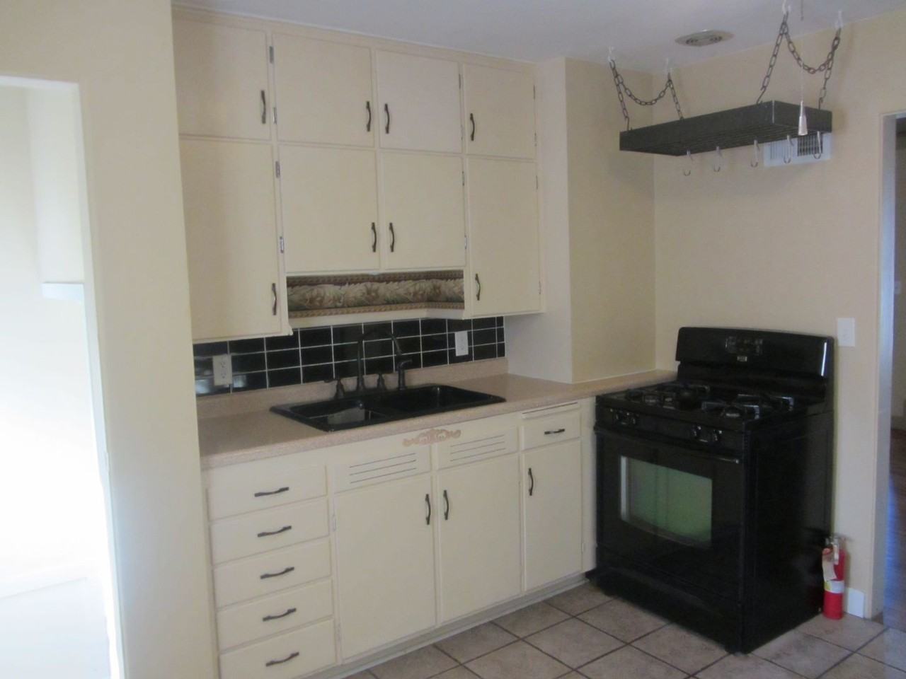 729 Dale St - Photo 6 of 13