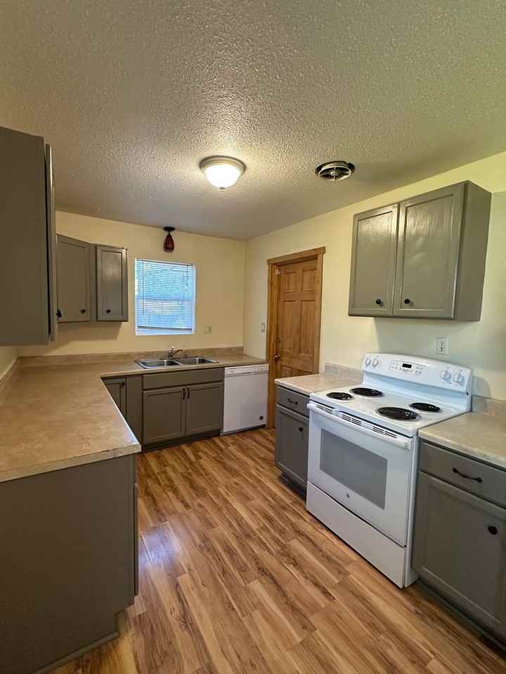 623 Terry Ave - Photo 2 of 15