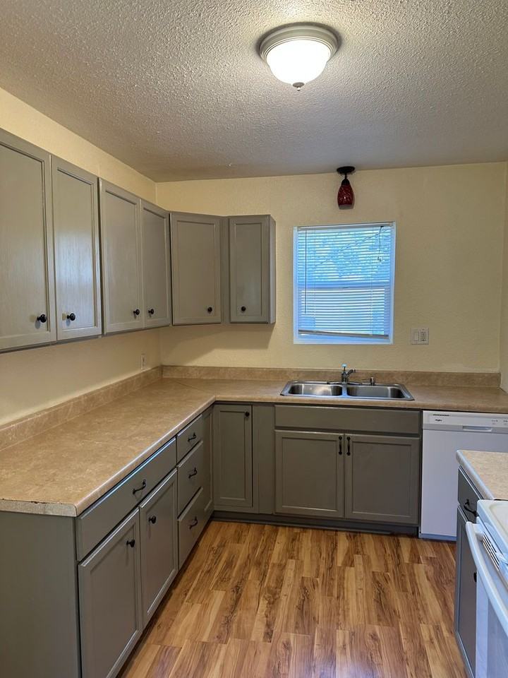 623 Terry Ave - Photo 3 of 15