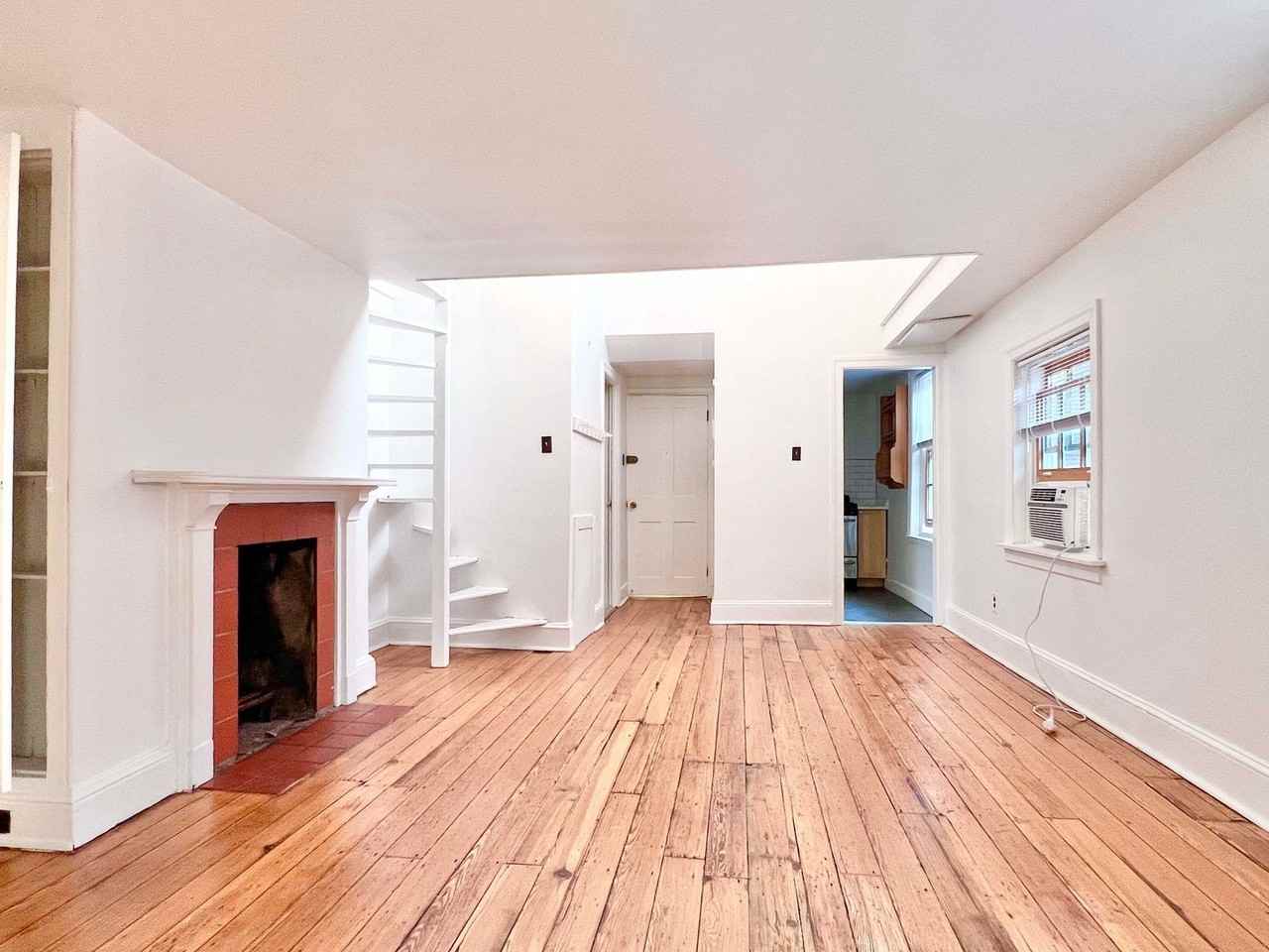 1018 Clinton St - Photo 2 of 19