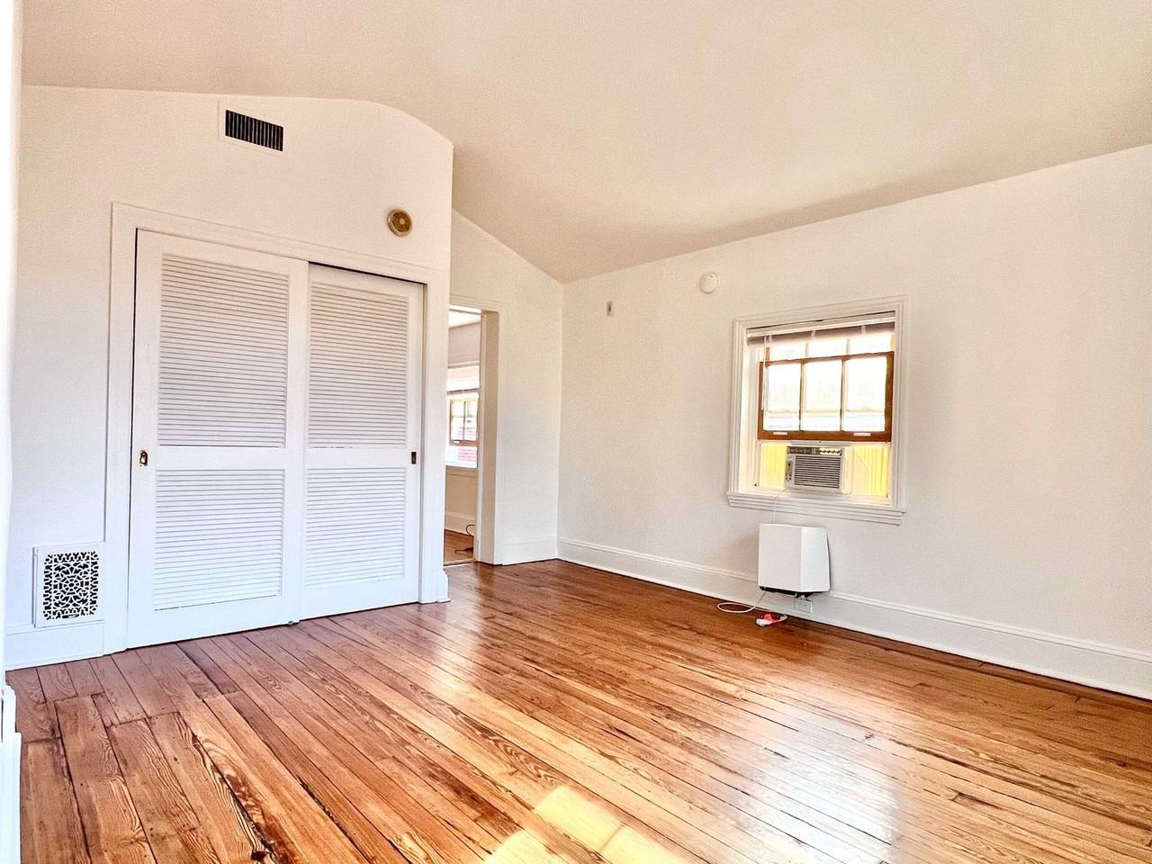 1018 Clinton St - Photo 3 of 19