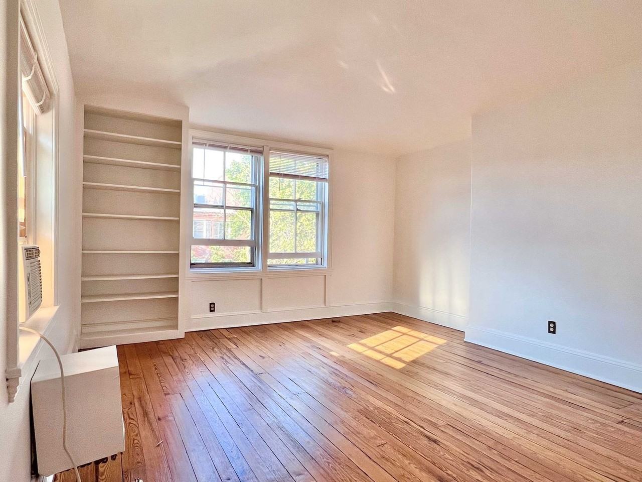 1018 Clinton St - Photo 4 of 19