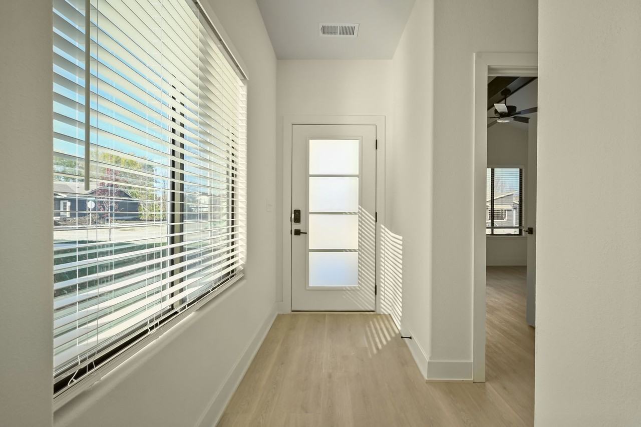 214 E Maplewood Ln - Photo 3 of 22