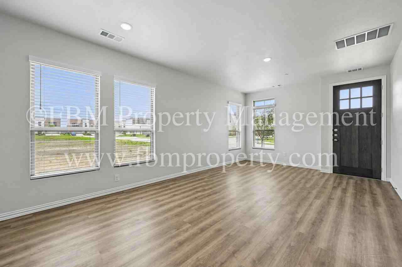 2112 Dena Dr - Photo 5 of 23
