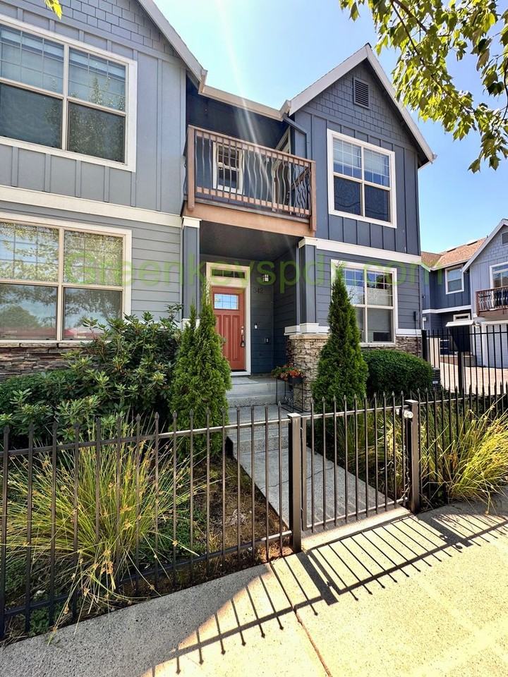 342 Ne Morgan St - Photo 2 of 33