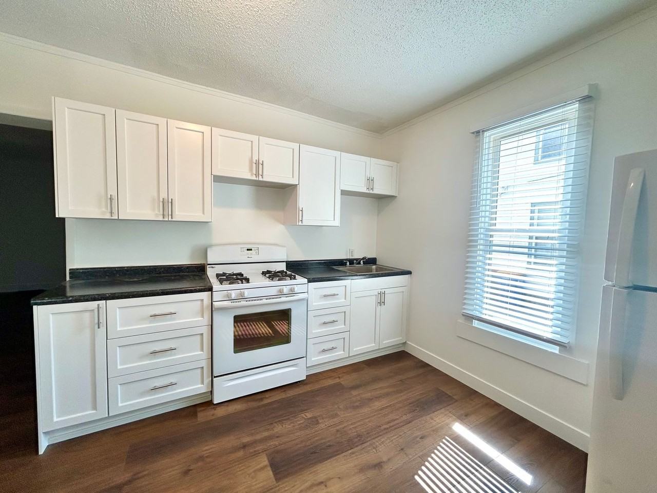 1040 Fairmount St Se - Photo 3 of 19
