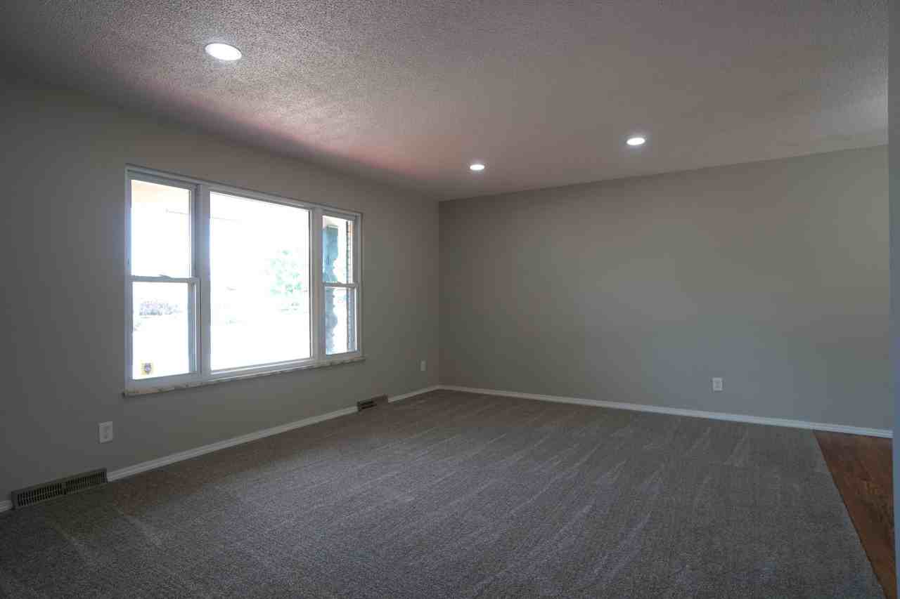 5007 Alta Loma Road - Photo 3 of 30