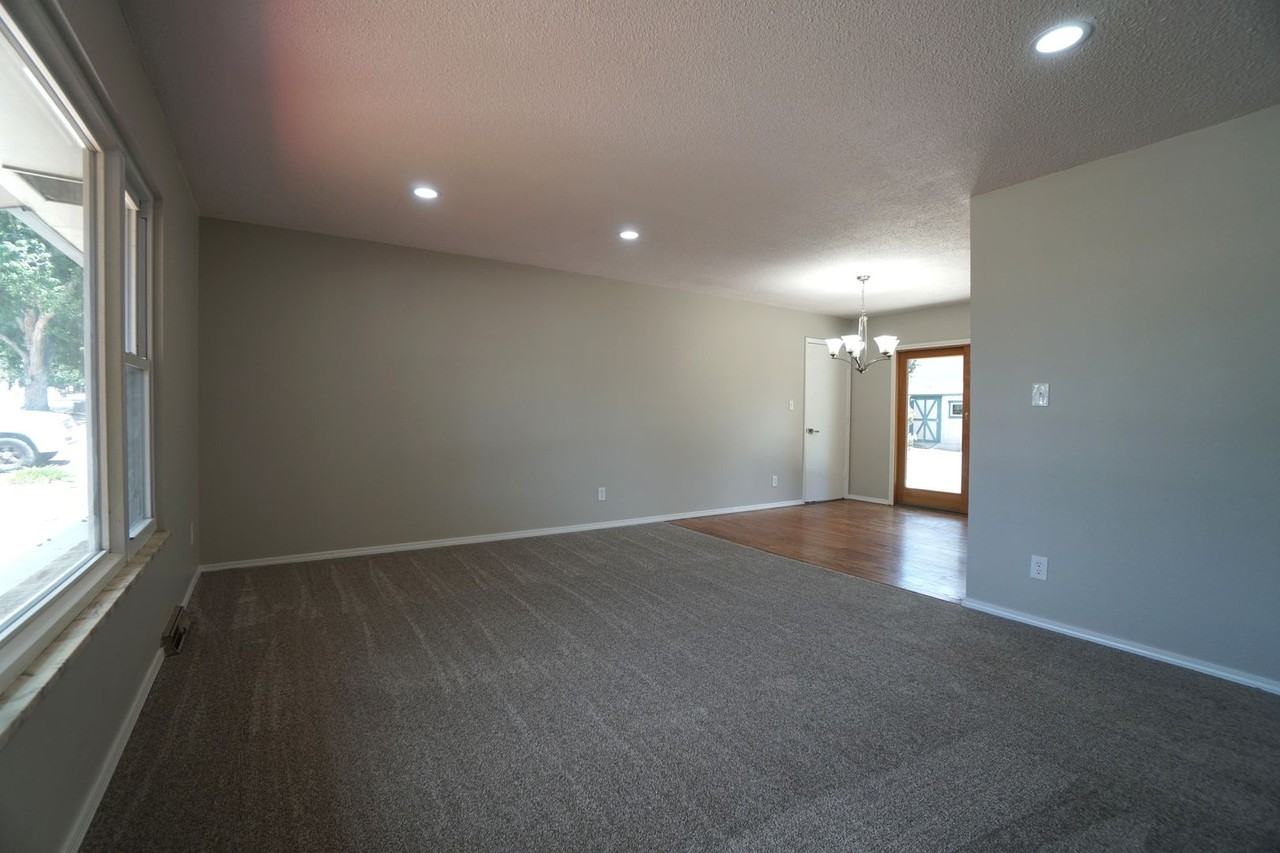 5007 Alta Loma Road - Photo 4 of 30