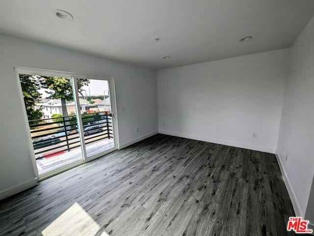 753 1/2 E Adams Blvd - Photo 3 of 8