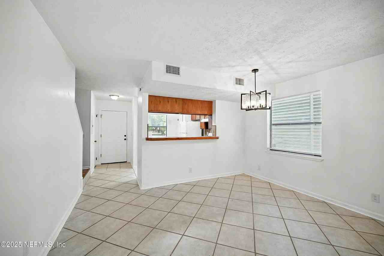 1915 Main St - Photo 2 of 19