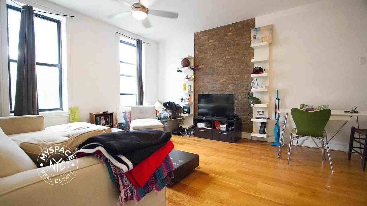 208 Evergreen Ave #2R - Photo 2 of 9
