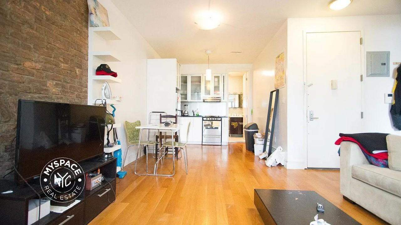 208 Evergreen Ave #2R - Photo 4 of 9