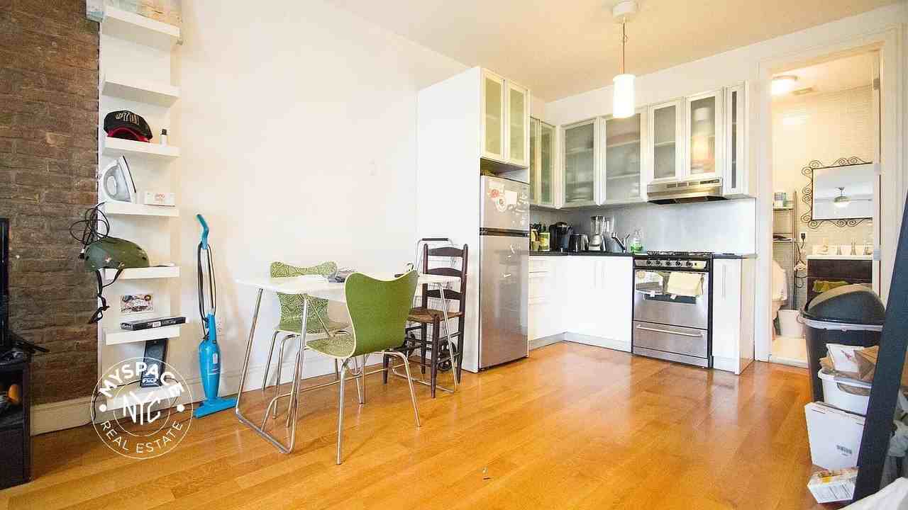 208 Evergreen Ave #2R - Photo 5 of 9