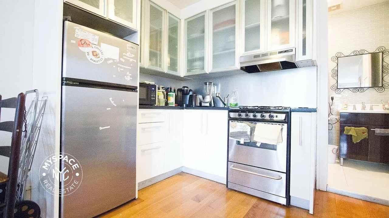 208 Evergreen Ave #2R - Photo 6 of 9