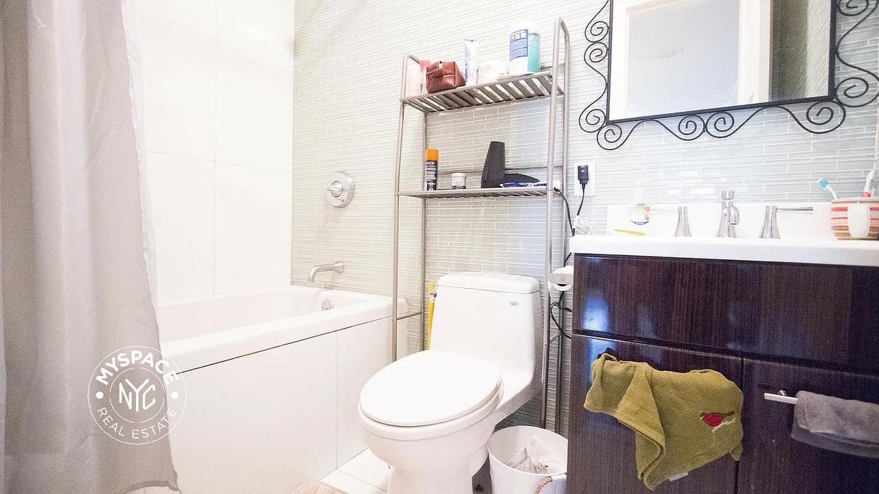 208 Evergreen Ave #2R - Photo 7 of 9