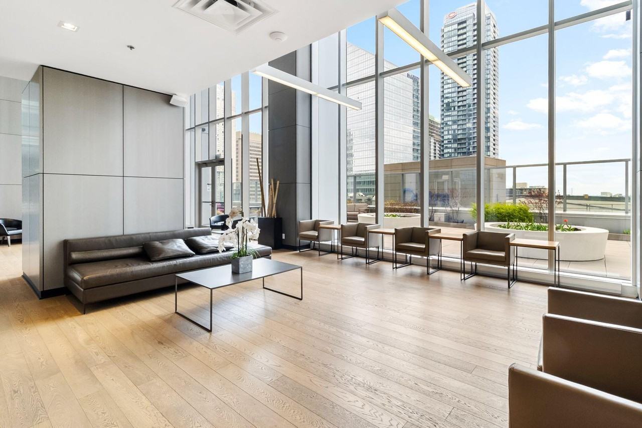 1050 Rue Drummond #2308 - Photo 2 of 33