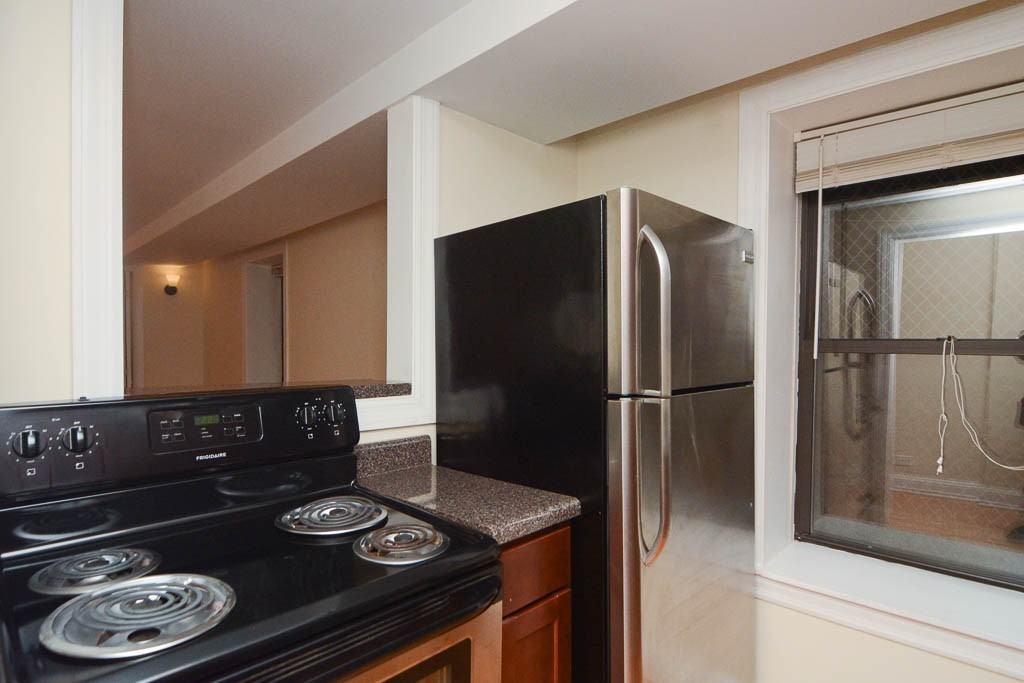1347 N Dearborn St #101 - Photo 2 of 16