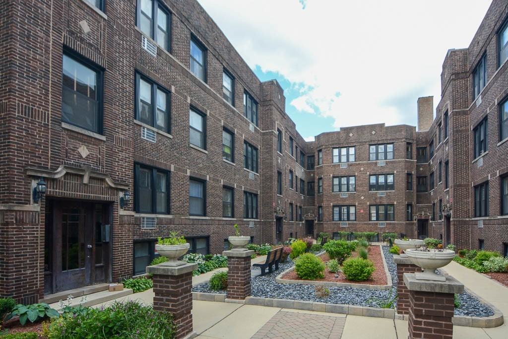 744 W Addison St #1E