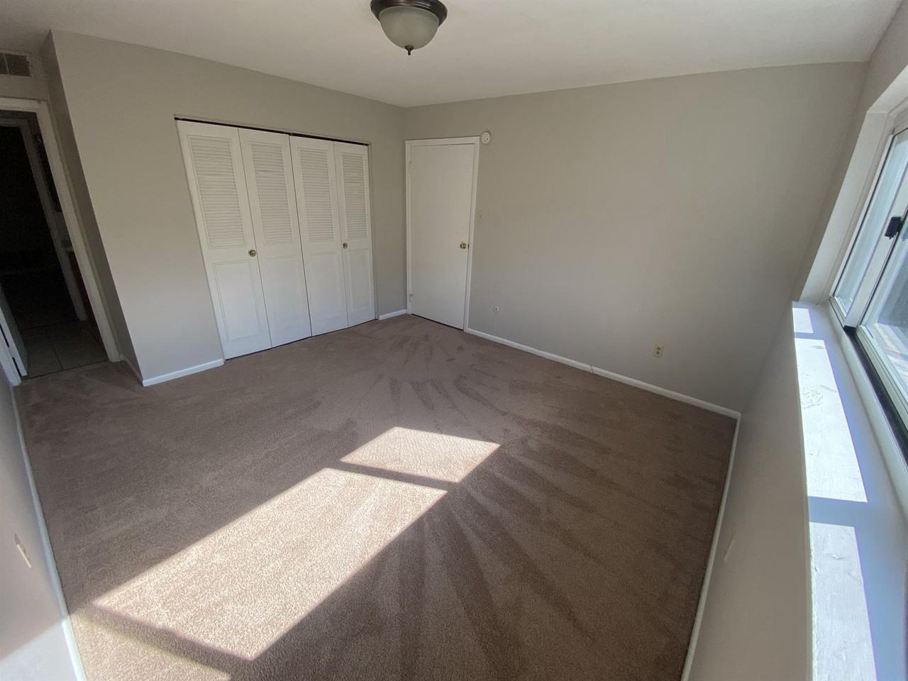 BRADFORD APARTMENTS -- 094 - Photo 4 of 7