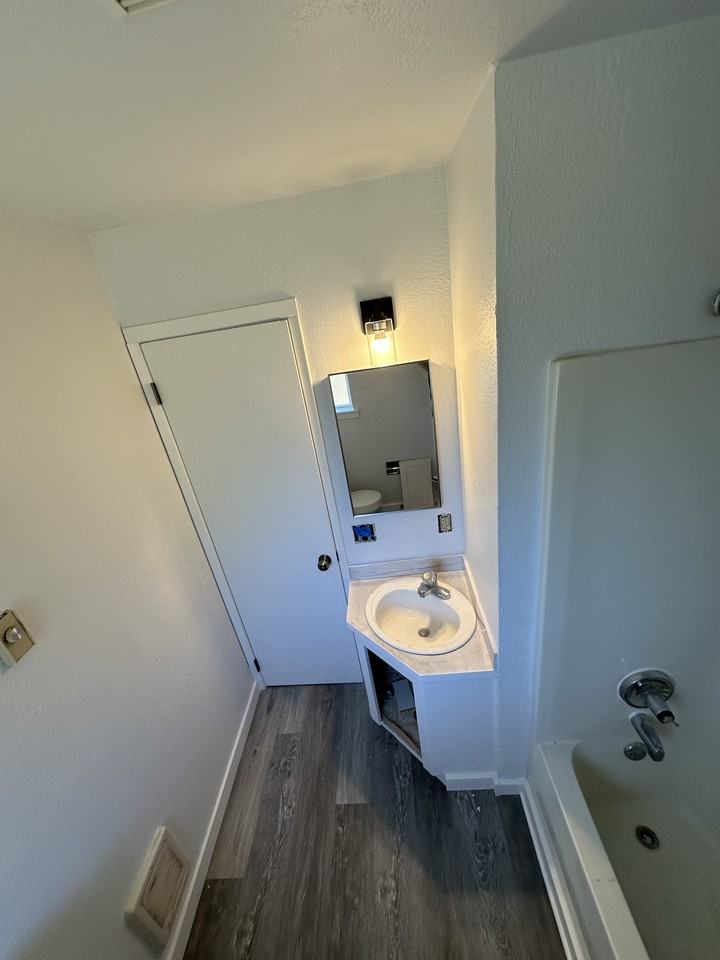 637 Southwest 9th Street - Photo 2 of 24