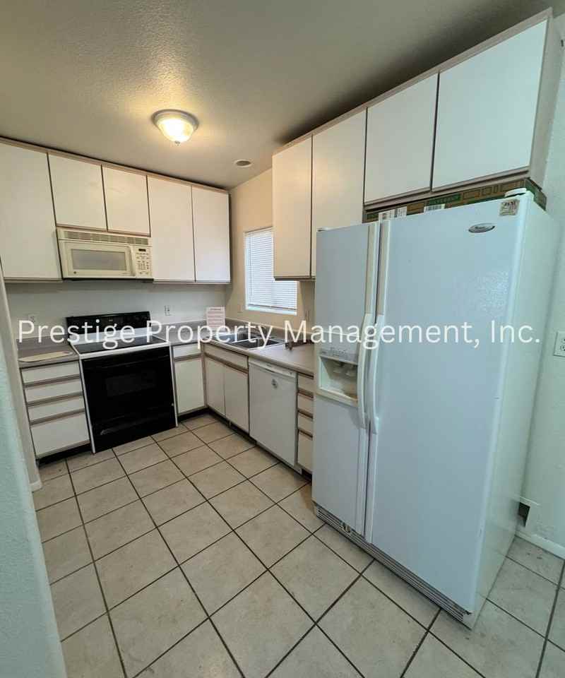 2727 N Dodge Blvd - Photo 2 of 22