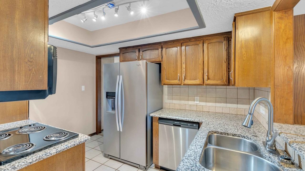 2321 W Louisville St - Photo 7 of 21