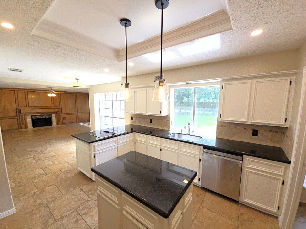 2502 Fairwind Dr - Photo 4 of 42