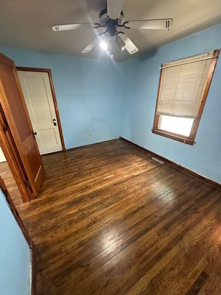432 Baker St - Photo 2 of 7