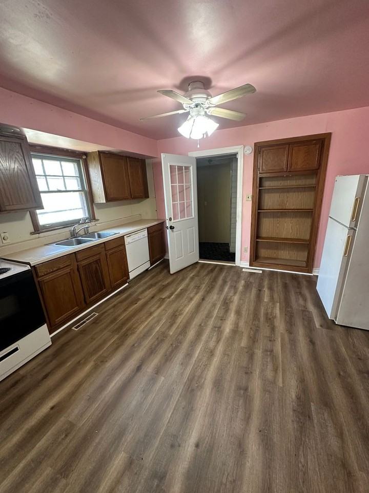 432 Baker St - Photo 3 of 7
