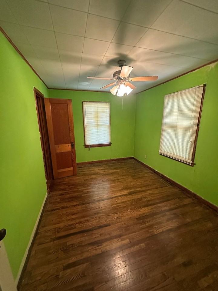 432 Baker St - Photo 4 of 7