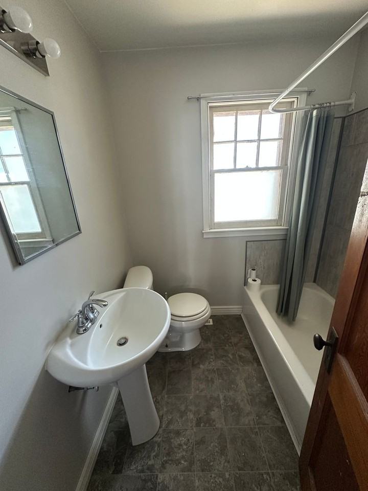 432 Baker St - Photo 5 of 7