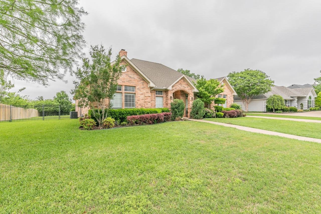 6376 Newport Ct - Photo 3 of 38