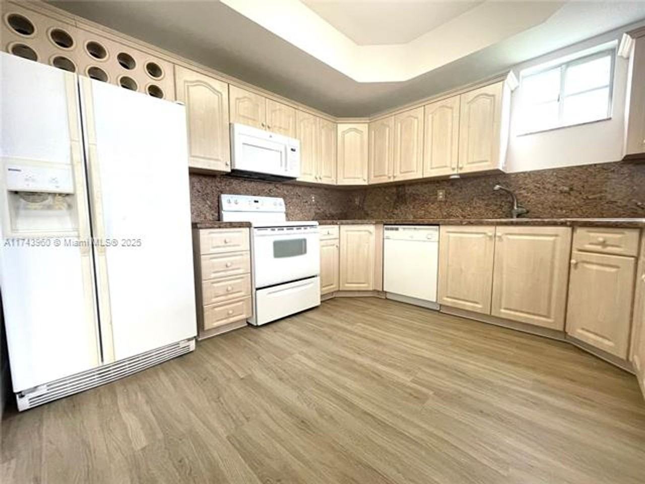 17415 17415 NW 75th Pl TH 208 - Photo 2 of 22