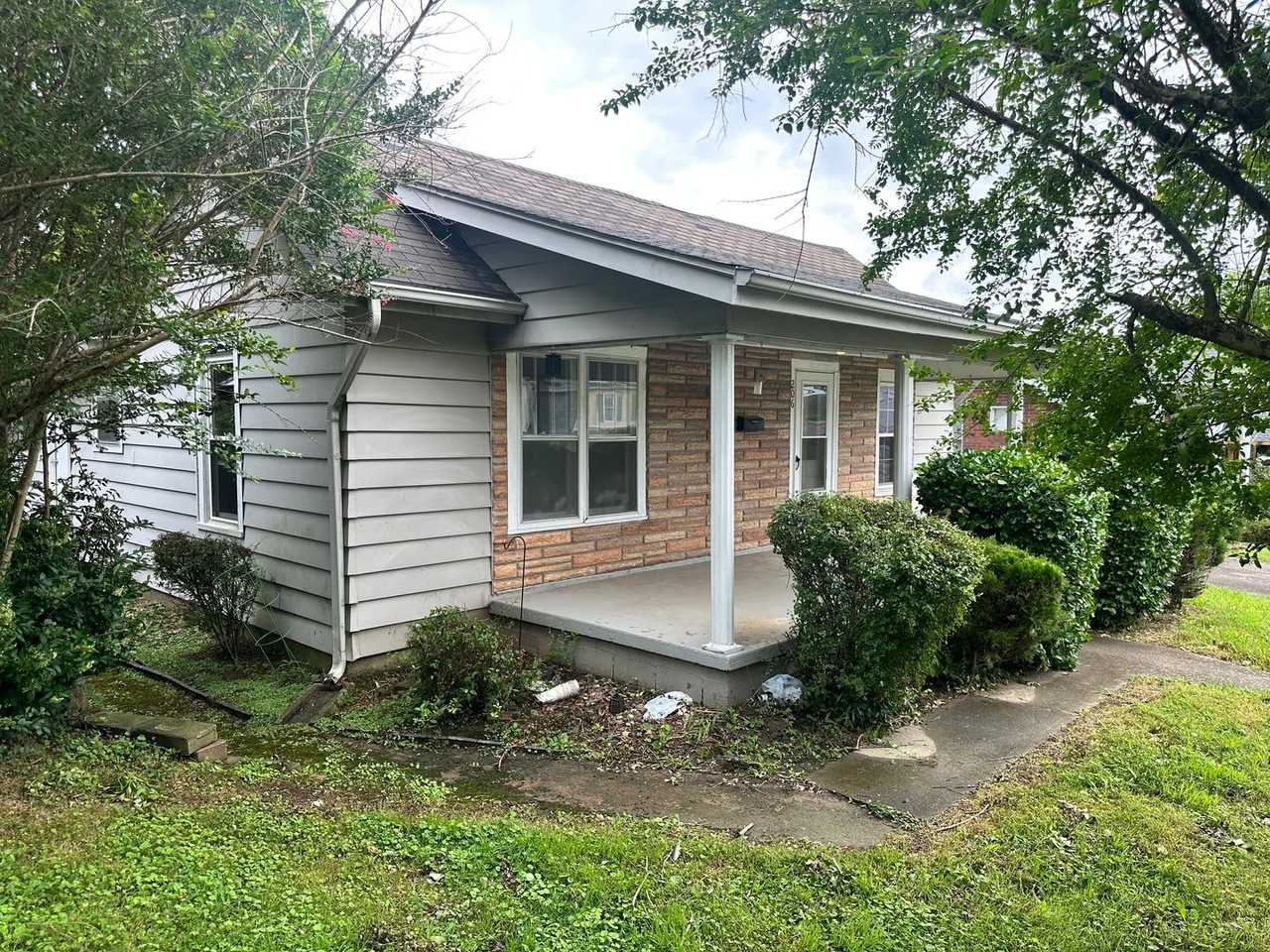 206 W 12th St - Photo 2 of 15