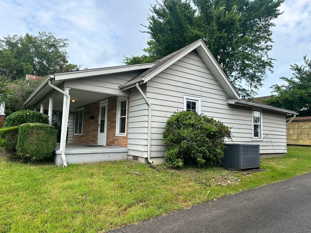 206 W 12th St - Photo 3 of 15