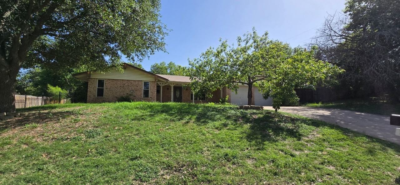 1109 Shine Ln - Photo 2 of 21