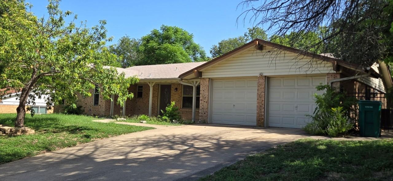 1109 Shine Ln - Photo 3 of 21