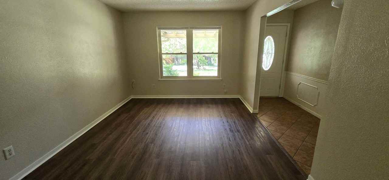 1109 Shine Ln - Photo 4 of 21