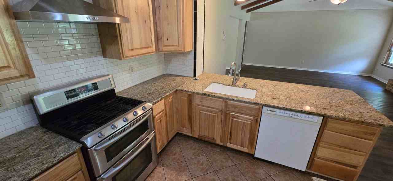 1109 Shine Ln - Photo 7 of 21