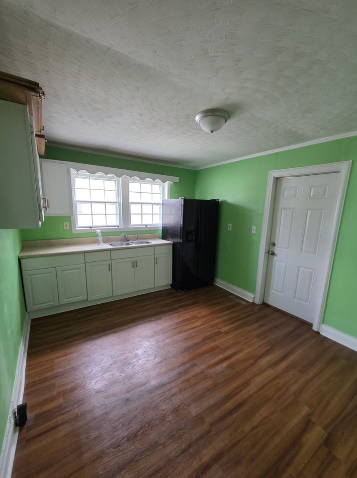 1410 Andrews Ave - Photo 2 of 7