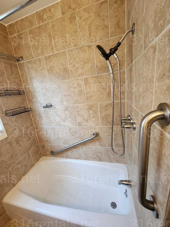 817 N Poplar St - Photo 2 of 7