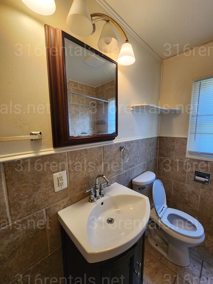 817 N Poplar St - Photo 3 of 7